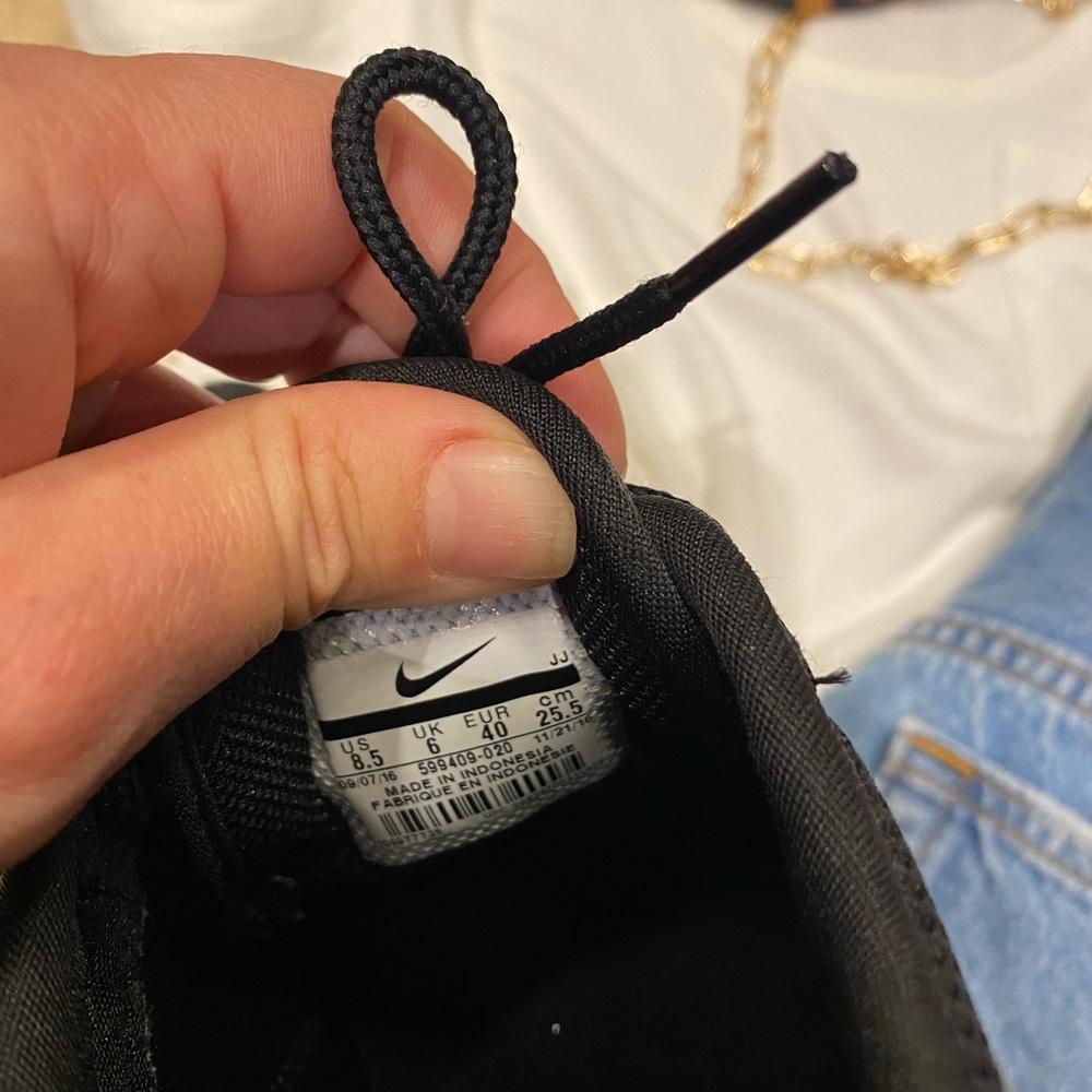 Nike Thea - Picture 2 of 2